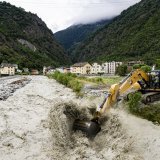 Une pelleteuse enlève des pierres dans le lit de la Navizence qui se jette dans le Rhône le samedi 22 juin 2024 à Chippis